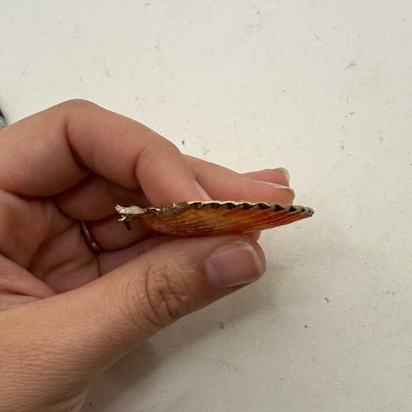 Scalloped Seashell Pendant Shell Beach Ocean Jewelry Orange Gold Tone - Picture 3 of 7